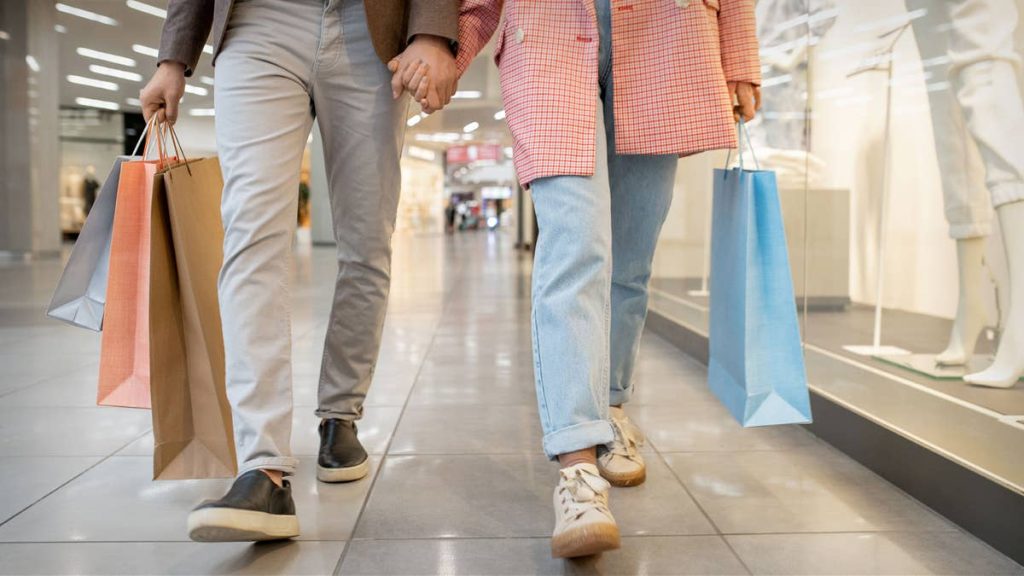 2 retail giants close 100s of stores and 1 faces bankruptcy risk
