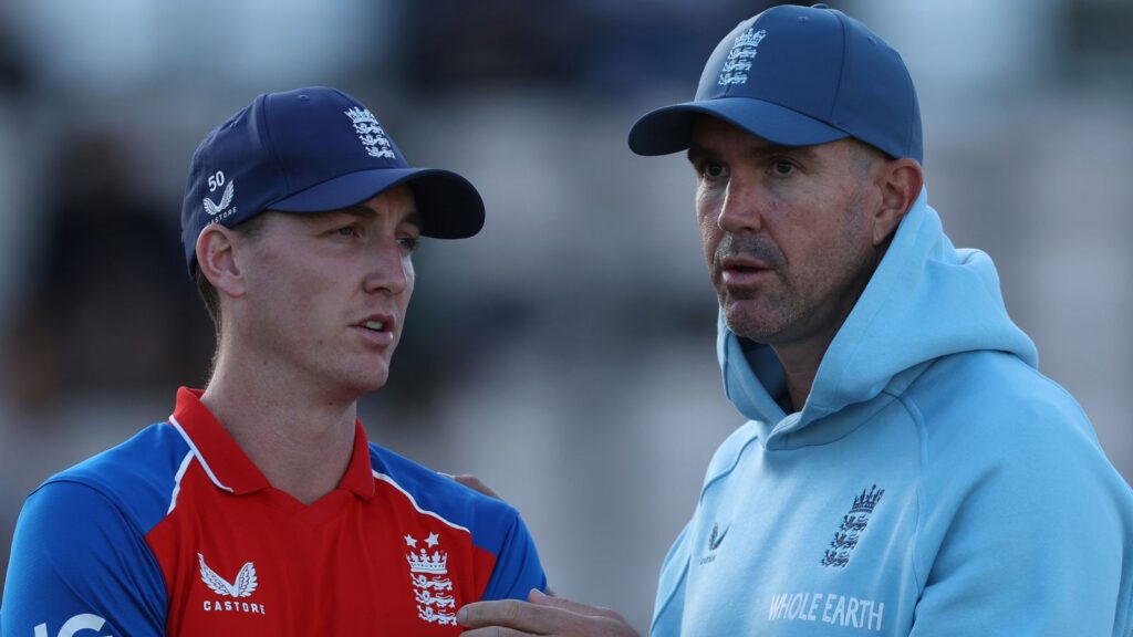 Kevin Pietersen (right) is now a mentor to England's white-ball teams