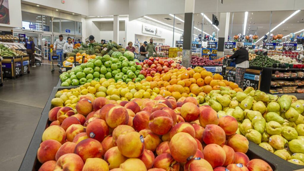 Albertsons, Dollar General can’t match Walmart’s grocery price edge